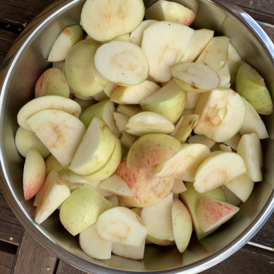 die ersten Äpfel
